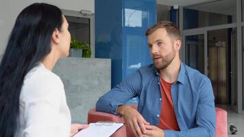 uomo con psicologo terapia sociale i problemi concetto droga dipendenza video