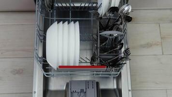 vulling vuil gerechten in de afwasmachine. time-lapse, 4k video