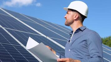 engenheiros verificação solar painéis. alternativo energia ecológico conceito video