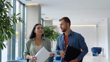 zuversichtlich Geschäft Partner Gehen im Büro Gebäude und reden video