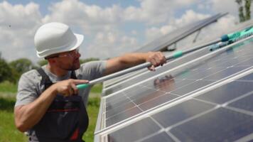 pulizia solare pannello nel solare energia pianta. verde elettricità e alternativa energia ecologico concetto video