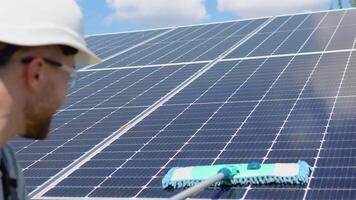 rengöring sol- panel i sol- kraft växt video