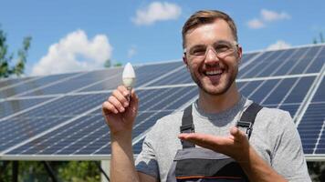 Ingenieur Stehen mit Lampe auf Solar- Panel und Gefühl Freiheit beim Aussicht Punkt. Alternative Energie ökologisch Konzept video
