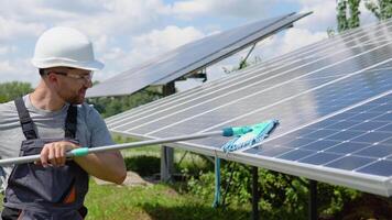 pulizia solare pannello nel solare energia pianta. verde elettricità e alternativa energia ecologico concetto video