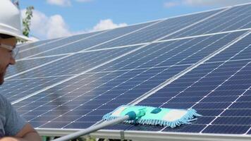 lavoratore pulisce solare pannello con acqua pulito a solare energia pianta video