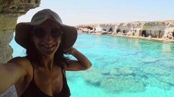 turist utgör förbi hav grotta båge synpunkt förbi hav grottor i ayia napa och protaror på cypern ö, medelhavs hav.turkos kristall klar vattnen i solig högtider dag video