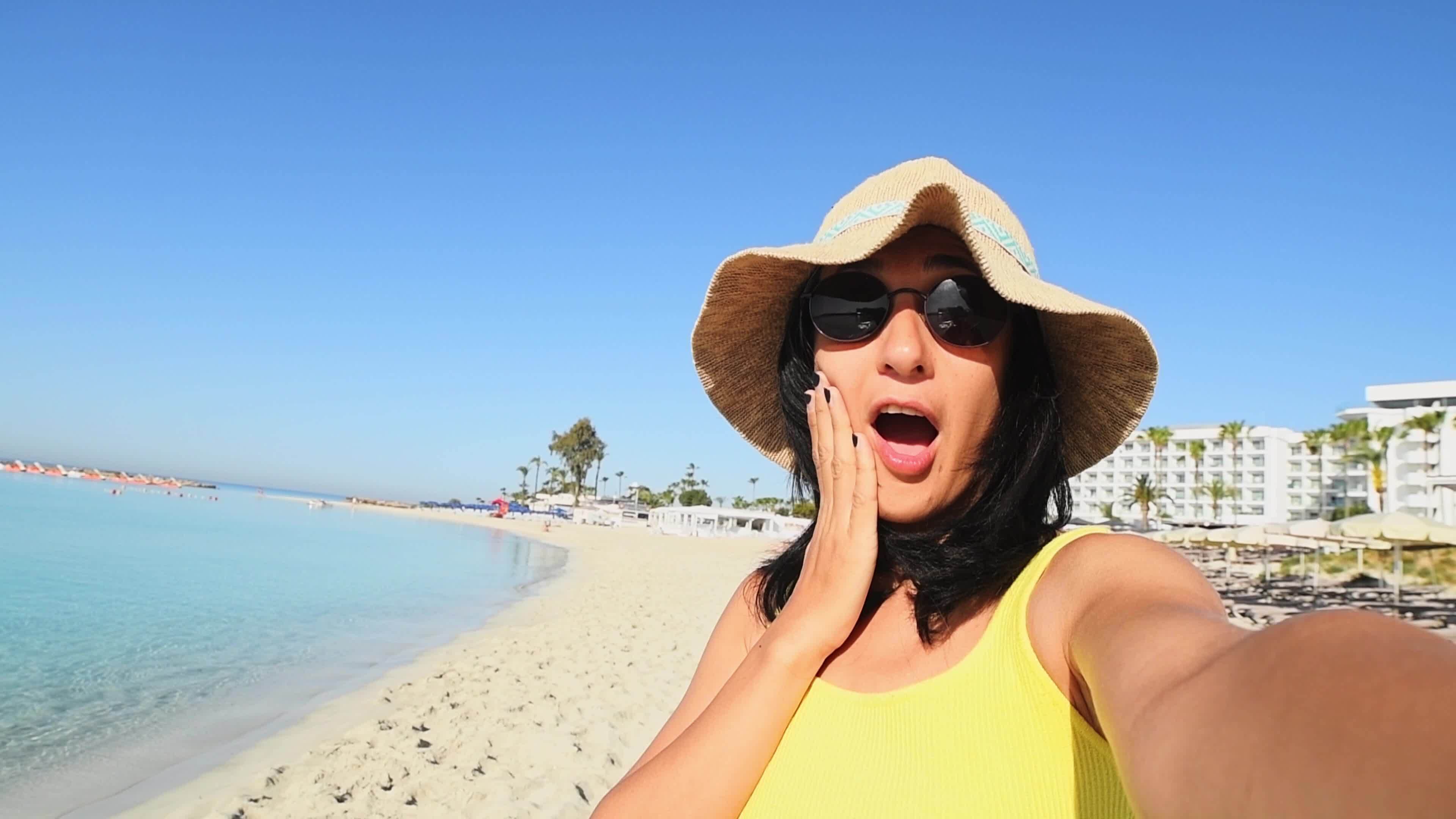 Beachcutie: From Influencer To Scandal - 013npnv