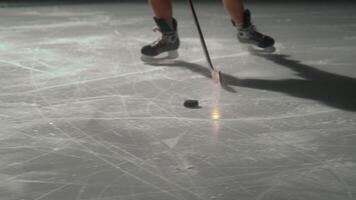 hockey jugador Patinaje con un palo en hielo video