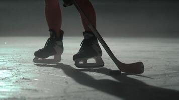 intenso ghiaccio hockey giocatore nel azione video