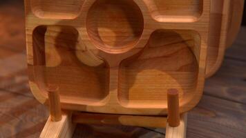 Douane en bois portion plateau sur rustique atelier table video