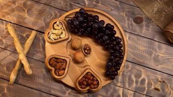 houten bord met druiven en noten video