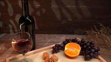 ein Flasche von Wein und ein Glas von Wein auf ein Tabelle video