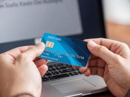 en línea transacción con crédito tarjeta concepto. mano participación crédito tarjeta para en línea transacción pago concepto. foto