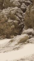 un' gruppo di rocce seduta nel il mezzo di un' deserto video