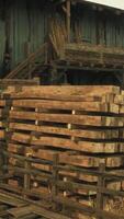 een stack van brandhout De volgende naar een rustiek gebouw video