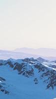 une couvert de neige Montagne intervalle avec majestueux pics dans le distance video