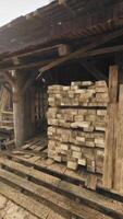 uma rústico de madeira barraco com ordenadamente empilhado Histórico dentro a primeiro plano video