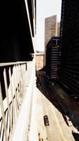 een bruisend stad straat gevangen genomen van een hoogbouw balkon video