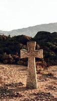 een eenzaam steen kruis in de enorm woestijn landschap video