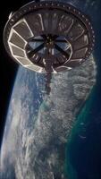 satélite espacial futurista que orbita la tierra video