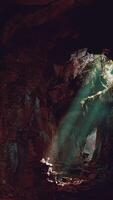 un' ipnotizzante grotta pieno con scintillante rocce video