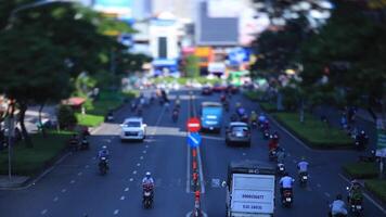 un miniatura tráfico mermelada a el ocupado pueblo en Ho chi minh cambio de inclinación video