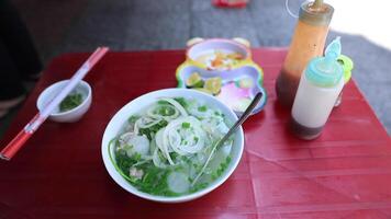 pho mit das Würze auf das rot Tabelle beim Mittagessen video