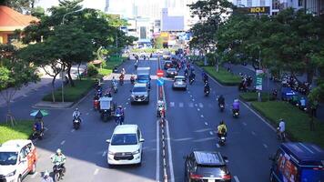 ein der Verkehr Marmelade beim das beschäftigt Stadt, Dorf im ho Chi minh lange Schuss video