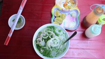 pho con el Condimento en el rojo mesa a almuerzo video