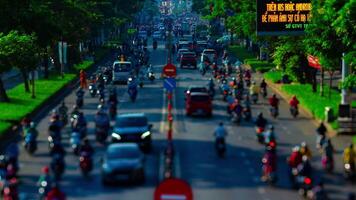 uma espaço de tempo do miniatura tráfego geléia às a ocupado Cidade dentro ho chi minh inclinação panning video