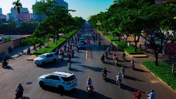 ein Zeitraffer von der Verkehr Marmelade beim das beschäftigt Stadt, Dorf im ho Chi minh breit Schuss Zoomen video