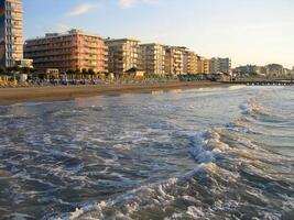 Mañana vacío arenoso playa, piscina di jesolo, Italia foto