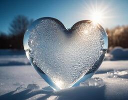 hermosa hielo corazón cubierto con escarcha en el nieve derritiendo en el luz de sol foto
