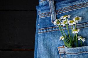 flores en pantalones bolsillo en negro antecedentes foto