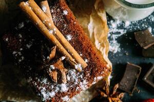 chocolate pastel con canela y chocolate papas fritas foto