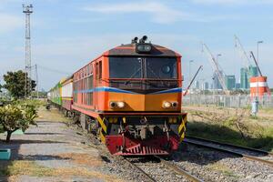 el diesel eléctrico locomotora de el viajero diario al trabajo tren. foto