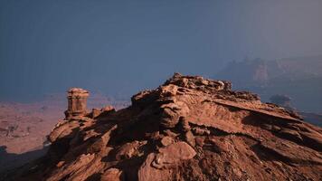 le majestueux oasis, une vibrant rouge pierre canyon émerge de le désert sables video