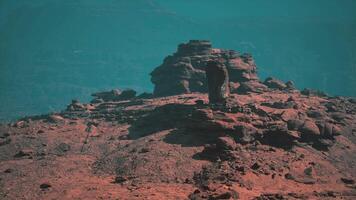 etereo maestà, il maestoso montagna sorge sopra un' rosso pietra canyon video