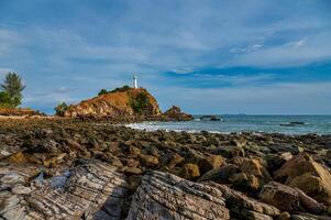 faro en un montículo a el propina de koh lanta, krabi, Tailandia foto