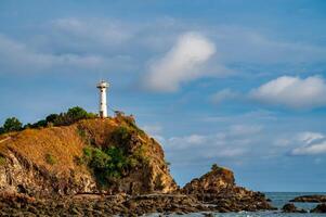 faro en un montículo a el propina de koh lanta, krabi, Tailandia foto