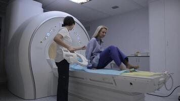 le Achevée processus de examiner une patient avec magnétique résonance imagerie. radiographie étude. innovant les technologies dans médicament video