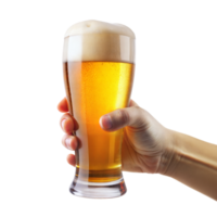 Hand halten ein voll Glas von schaumig Bier auf ein transparent Hintergrund png