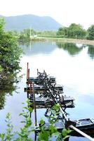 agua turbina máquina aumenta el cantidad de oxígeno en el agua. reducir residuos agua problemas en comunidades y agrícola areas para ambiental sustentabilidad foto