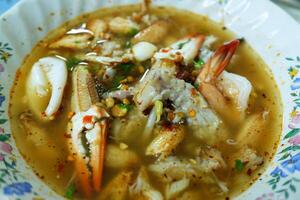 cangrejo gachas de avena en blanco cuenco Mariscos gachas de avena en Tailandia foto