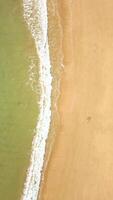 oben Aussicht von Kristall klar Ozean Wellen auf sandig Strand, natürlich Hintergrund. video