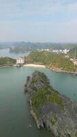 panoramico aereo Visualizza di gatto ba isola nel Vietnam video