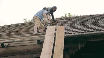 desmantelamiento trabajos de un de madera casa. análisis de el casa. antiguo de madera casa. el nacional de madera casa de el nacional boikivshchyna en el ucranio montes de Cárpatos. video