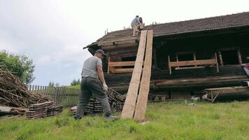 Analysis of the house. Dismantling works of a wooden house. Old wooden house. video