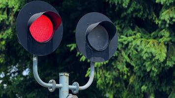 segnalazione fari di rosso colore informare di approccio di il treno. video