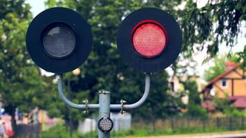 verkeer licht knippert rood lichten. spoorweg verkeer licht dat verbiedt de beweging van auto's. verkeer licht Aan de spoorweg. video